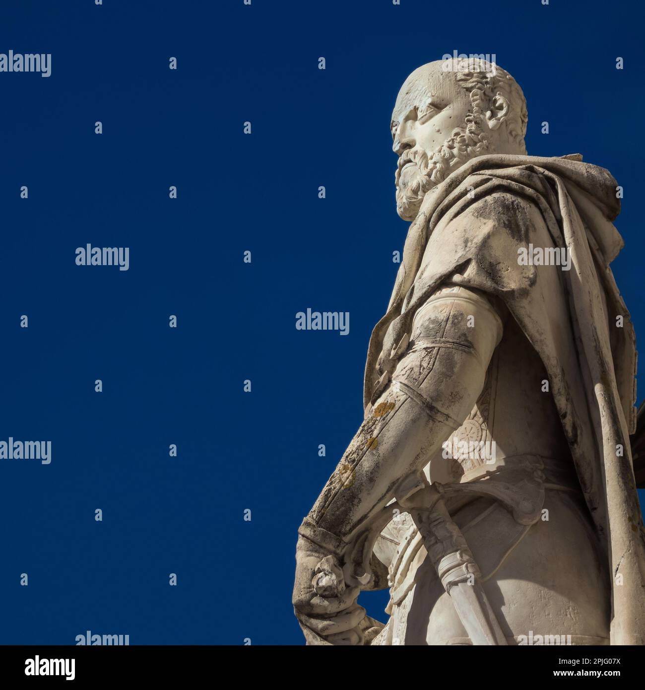 Cosimo i de Medici, Großherzog der Toskana. Eine 1596 errichtete Marmorstatue im historischen Zentrum von Pisa (mit blauem Himmel und Kopierraum) Stockfoto