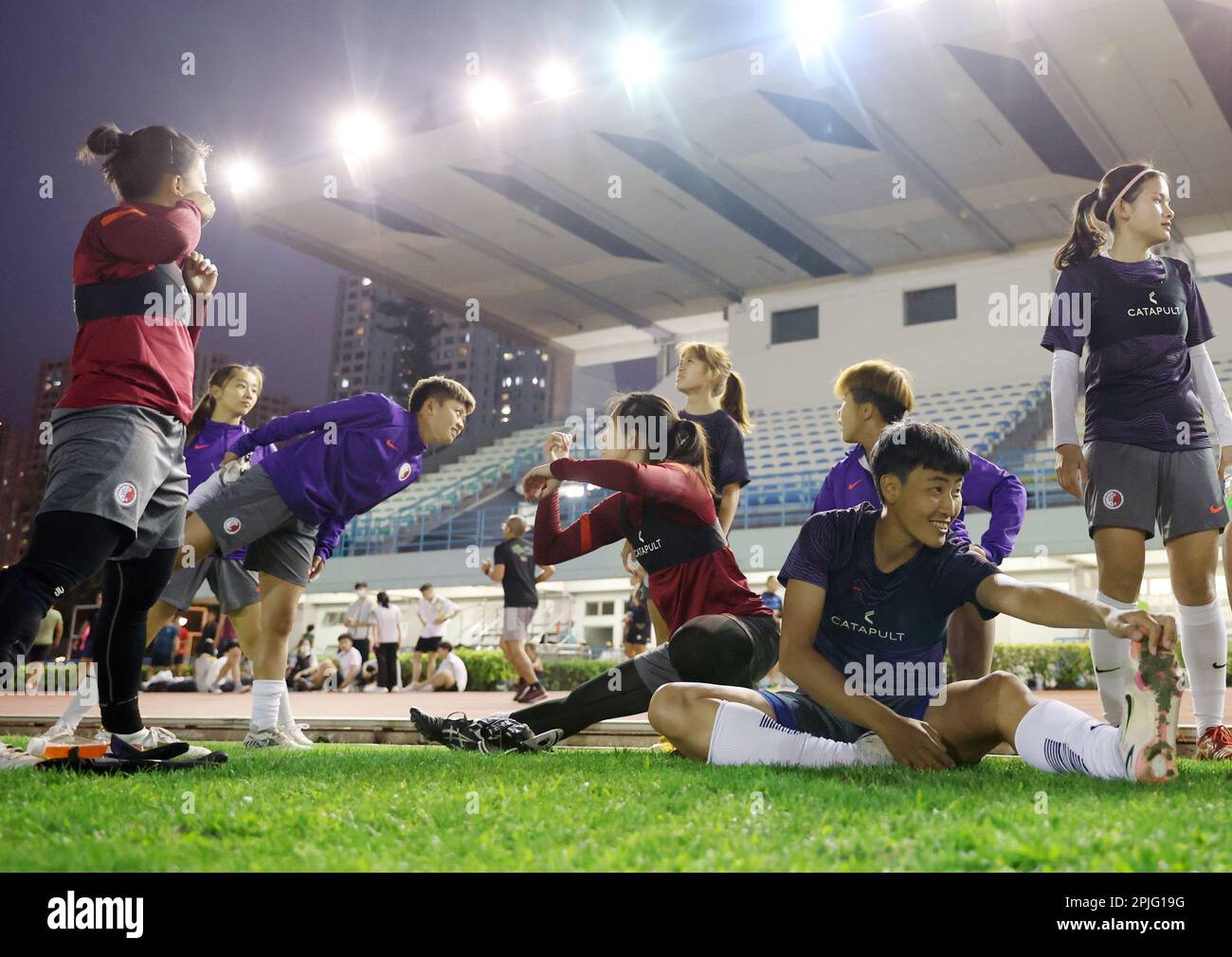 Mitglieder des Fußballteams Hong Kong Wome's n werden während des Teamtrainings vor den olympischen Qualifikatoren auf dem Kowloon Bay Sports Ground abgebildet. 28MAR23 SCMP/Yik Yeung-man Stockfoto