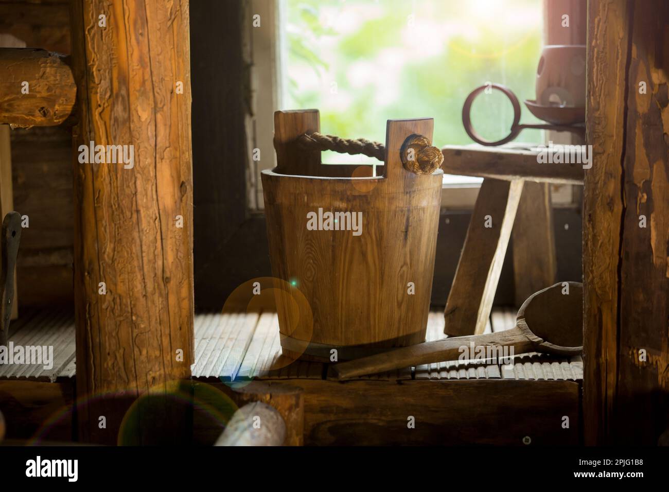 Traditionelle finnische Holzsauna im Detail. Holzeimer mit Schaufel. Alte rustikale Einrichtung. Stockfoto