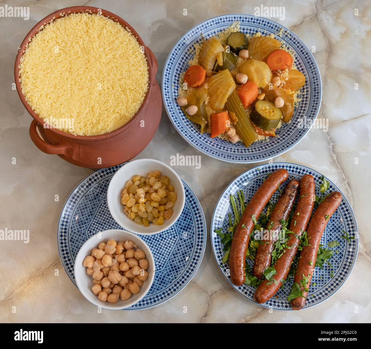 Tunesische Dishe kulinarisches Stillleben. Merguez Würstchen Couscous Stockfoto