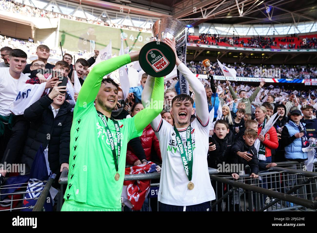 Bolton Wanderers' James Trafford (links) und Bolton Wanderers' Conor