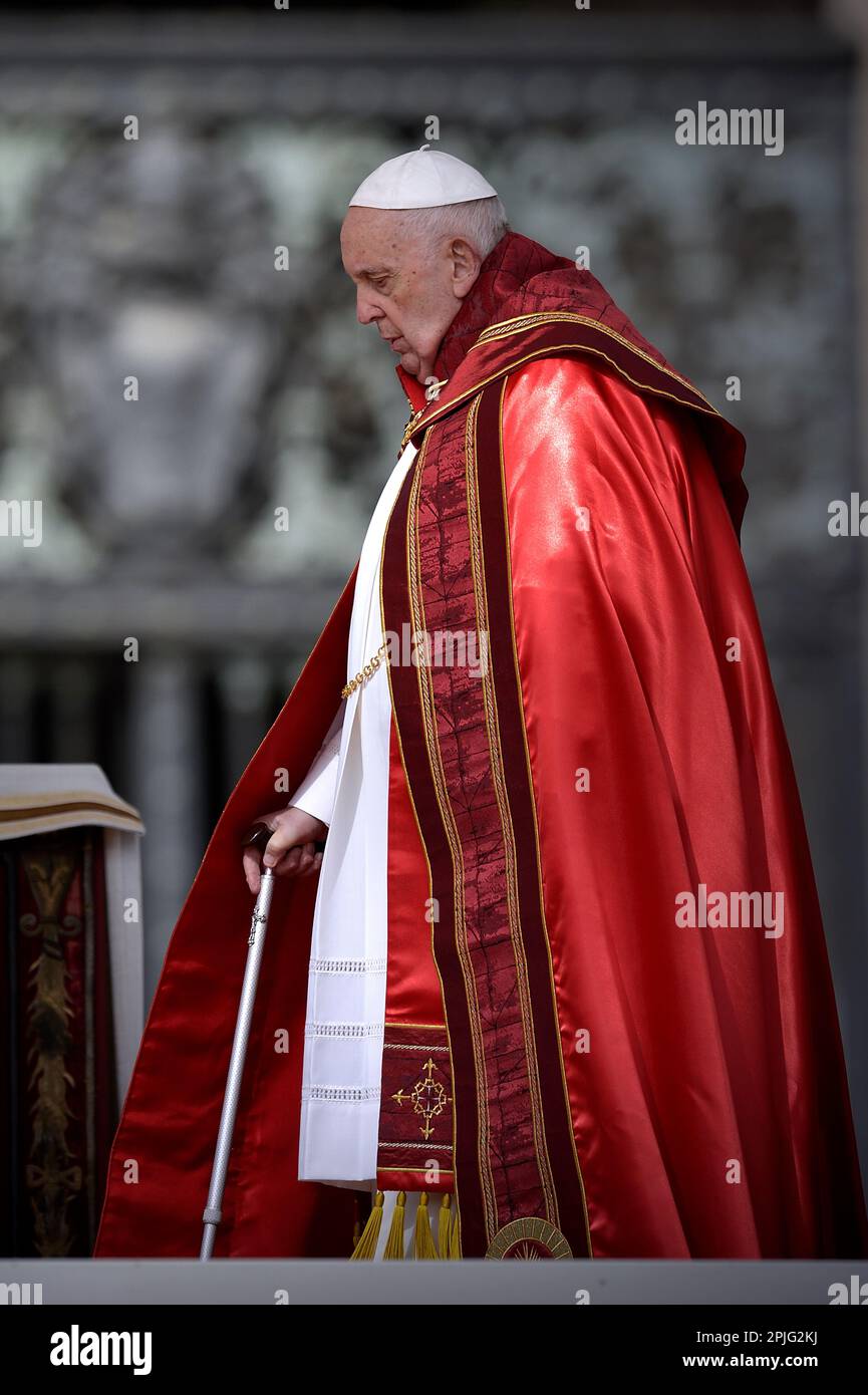 Papst Franziskus feiert am 2. April 2023 im Vatikan die Palmensonntagsmesse auf dem Petersplatz. Stockfoto