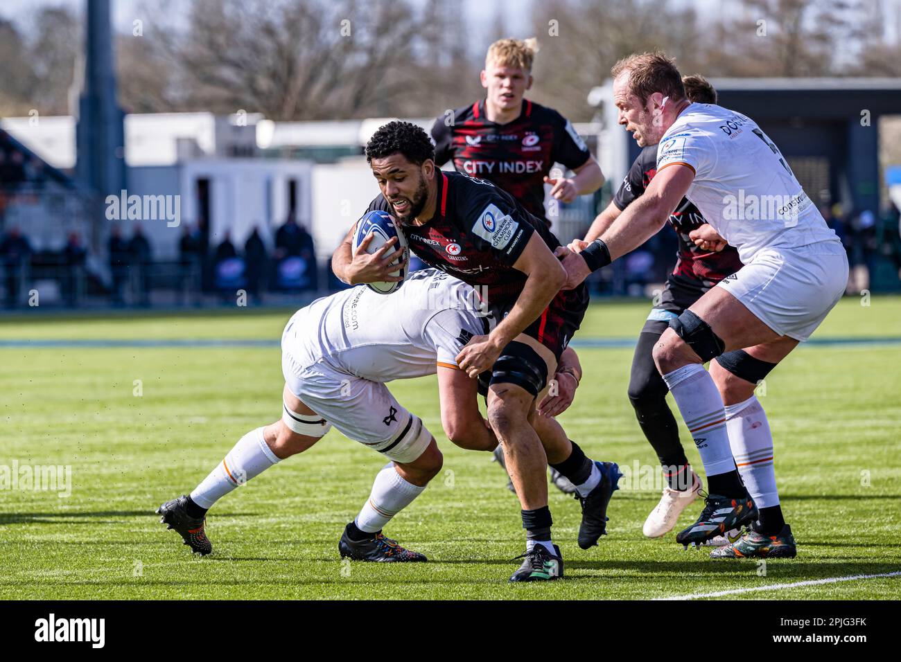 LONDON, VEREINIGTES KÖNIGREICH. 02, 2023. April. Andy Christie of Saracens (Zentrum) wird am Sonntag, den 02. April 2023, beim Heineken Championships Cup Saracens vs Ospreys im StoneX Stadium angegriffen. LONDON, ENGLAND. Kredit: Taka G Wu/Alamy Live News Stockfoto