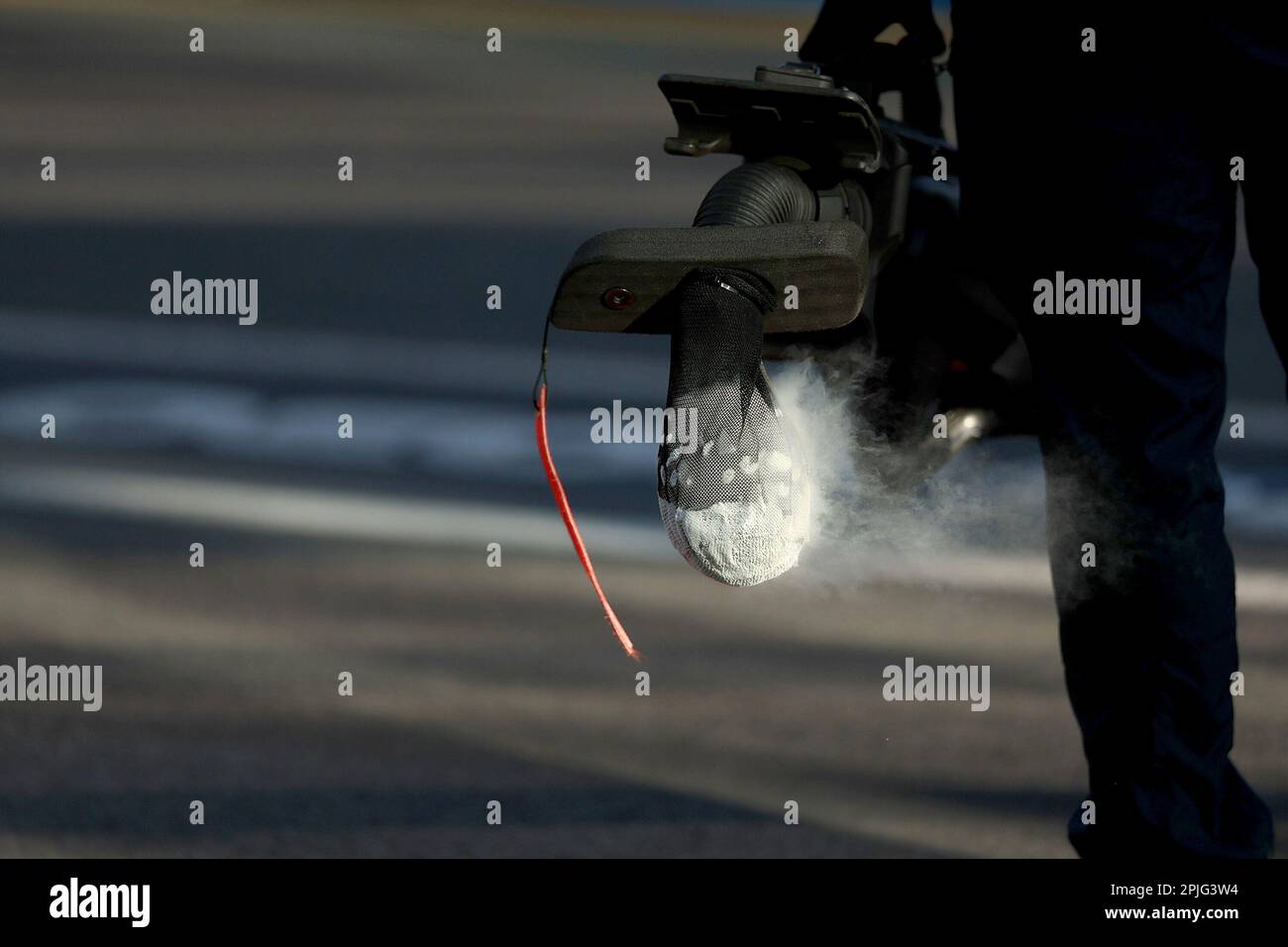 Melbourne, Australien. 02. April 2023. 2. April 2023, Albert Park, Melbourne, FORMEL 1 ROLEX AUSTRALIAN GRAND PRIX 2023 Mechanic mit Trockeneis. dpa/Alamy Live News Stockfoto