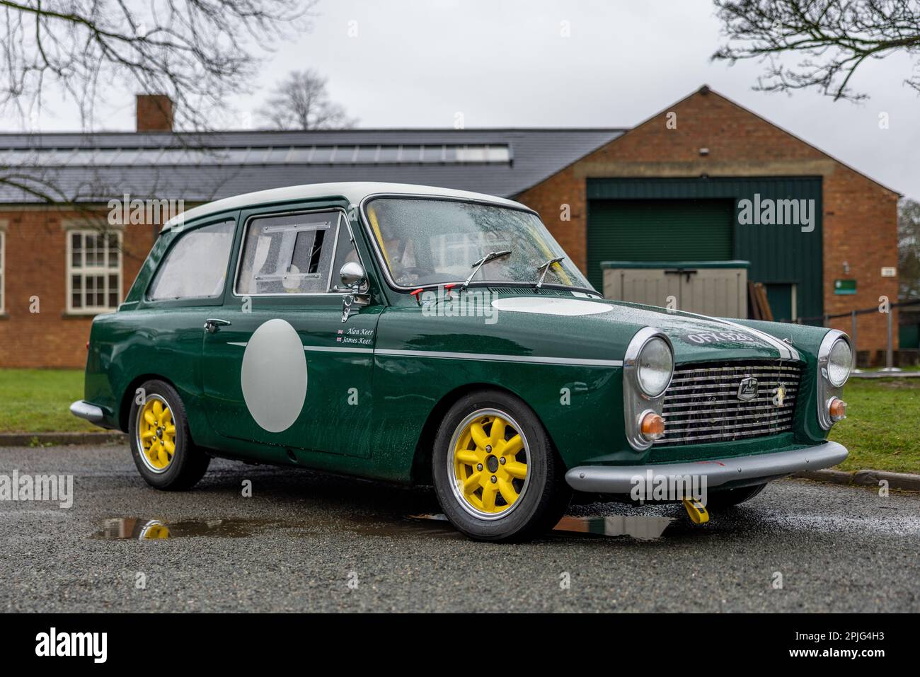 1960 Austin A40 Farina „OXF 926“ auf der Motorsport Assembly am 26. März 2023 im Bicester Heritage Centre. Stockfoto