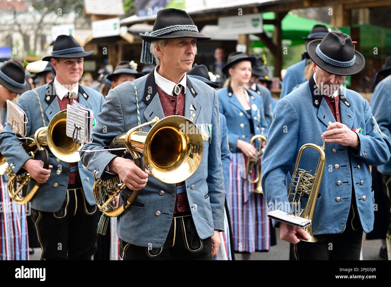 Wien, Österreich. 02. April 2023. Das steirische Dorf am Wiener Rathausplatz. Traditionelle Musikband Ramsau Stockfoto