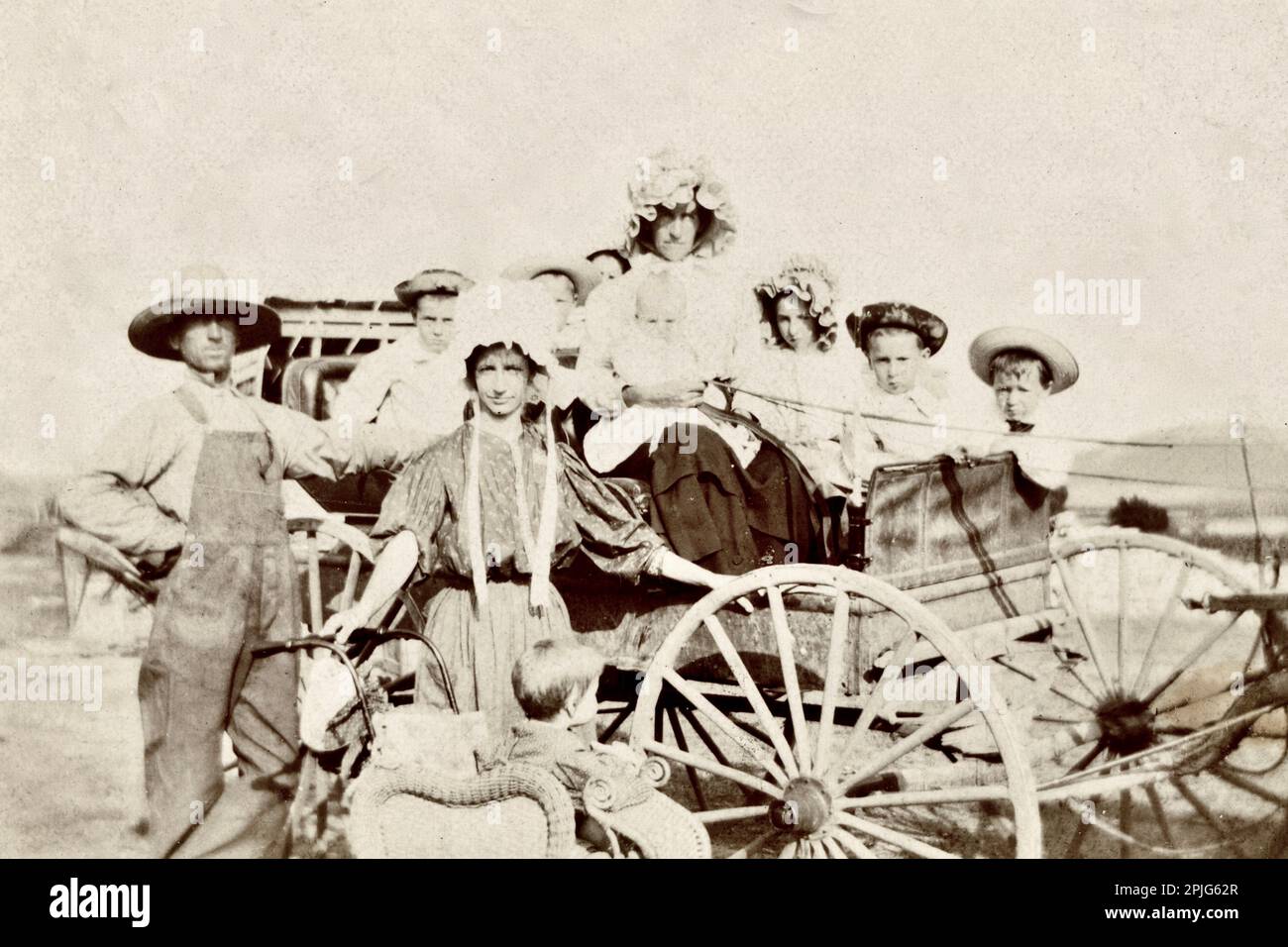 Farm Family Anfang der 1900er Jahre, Family on Wagon, 1900er Jahre Mode, Hauben Stockfoto