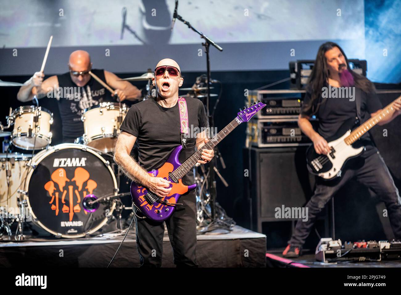 Oslo, Norwegen. 01. April 2023. Der amerikanische Musiker, Komponist und Gitarrist Joe Satriani führt ein Livekonzert im Sentrum Scene in Oslo auf. (Foto: Gonzales Photo/Alamy Live News Stockfoto