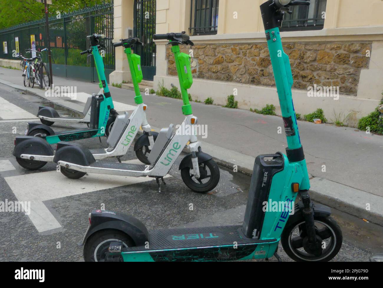 Paris, Frankreich. April 02. 2023. Ansicht von elektrischen Schubrollern auf der Straße. Umweltfreundliche Selbstbedienungs-Transportmittel zur Miete. Stockfoto