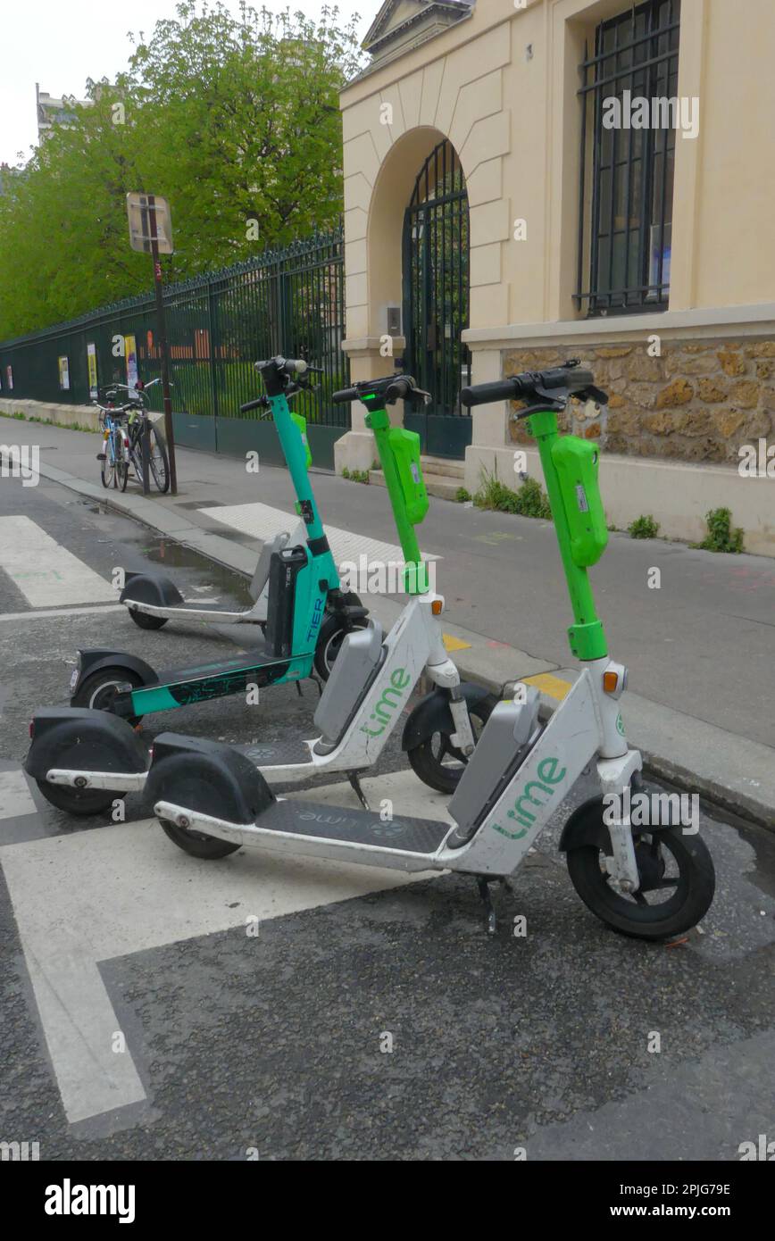 Paris, Frankreich. April 02. 2023. Ansicht von elektrischen Schubrollern auf der Straße. Umweltfreundliche Selbstbedienungs-Transportmittel zur Miete. Stockfoto