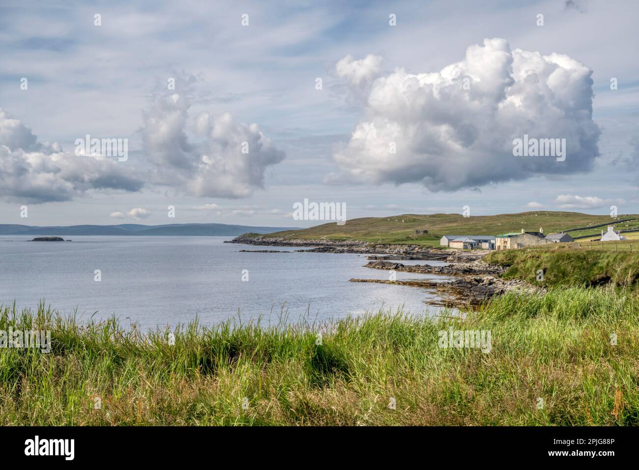 Die kleine Siedlung Burravoe am südlichen Ende der Insel Yell, Shetland Stockfoto