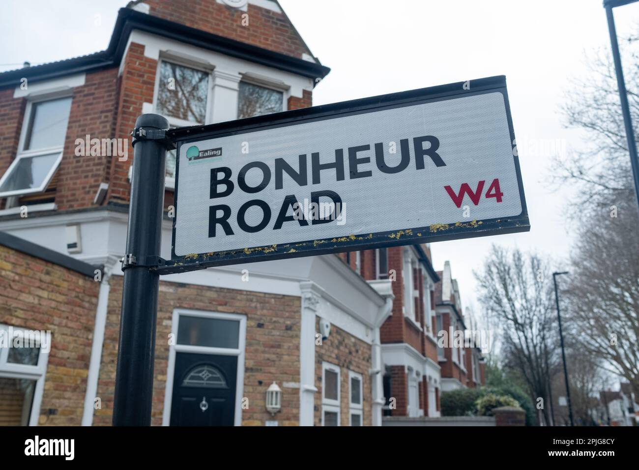 London - Februar 2023: Straßenschild für Wohngegend in W4 Chiswick/Ealing Area Stockfoto