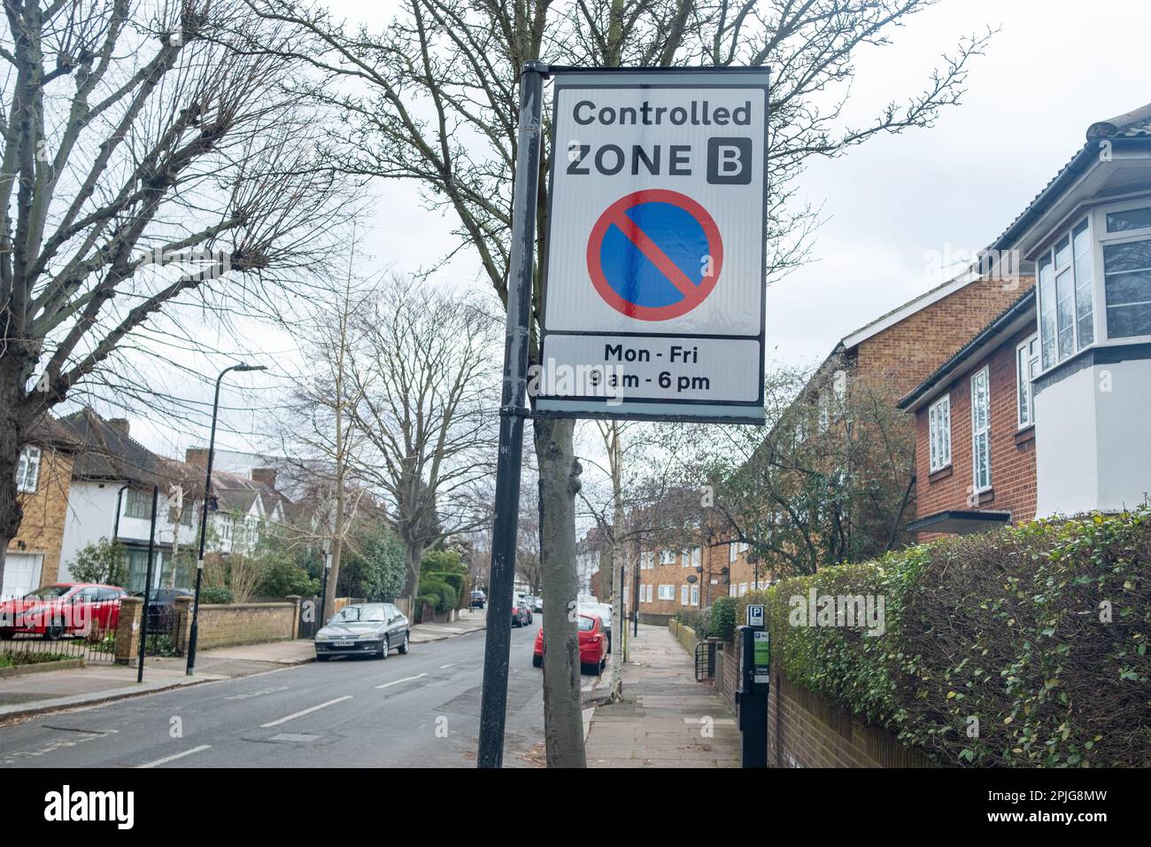 London - Februar 2023: Kontrollierte Parkbereiche in Chiswick, West-London Stockfoto
