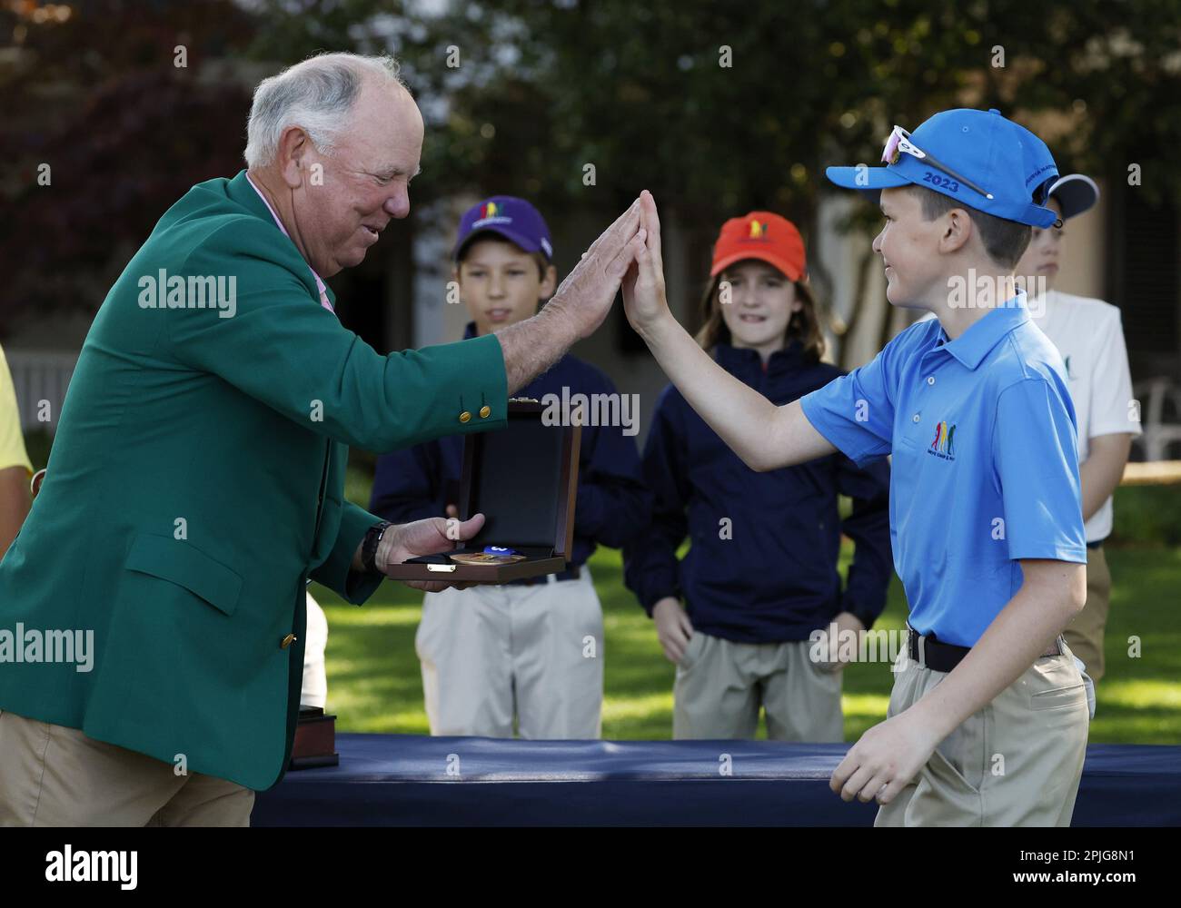 Augusta, Usa. 02. April 2023. Mark O'Meara High Fives Logan McGinn aus der Gruppe der Jungen im Alter von 10-11 Jahren während der Preisverleihung bei den Drive, Chip and Putt National Finals im Augusta National Golf Club in Augusta, Georgia, am Sonntag, den 2. April 2023. Foto: John Angelillo/UPI Credit: UPI/Alamy Live News Stockfoto