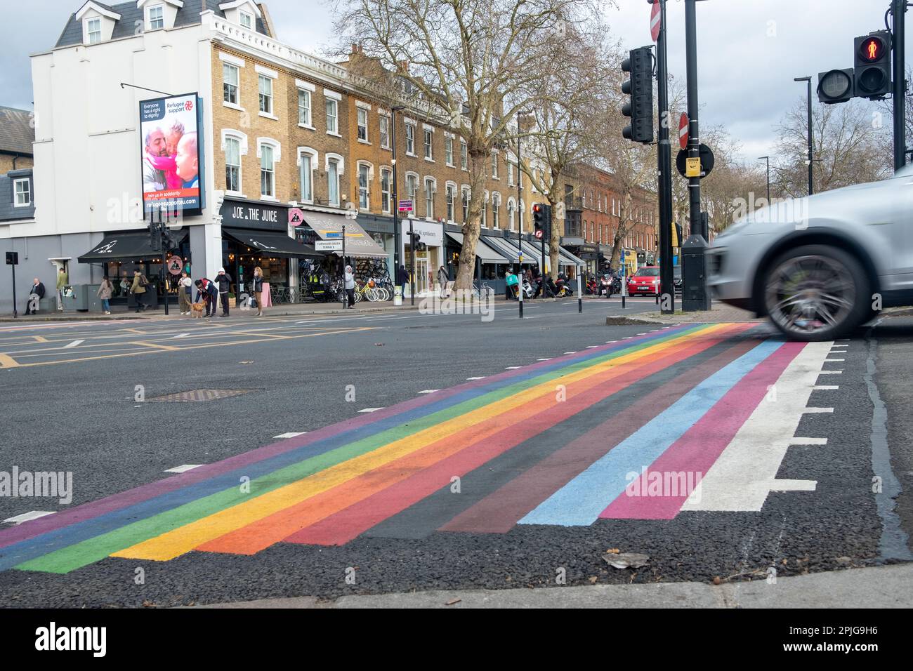 London - Februar 2023: Kreuzung der Rainbow Road auf der Chiswick High Road mit der neuen Turnham Green Terrace Stockfoto