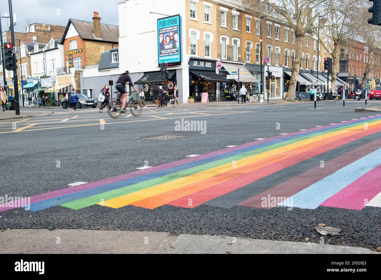 London - Februar 2023: Kreuzung der Rainbow Road auf der Chiswick High Road mit der neuen Turnham Green Terrace Stockfoto