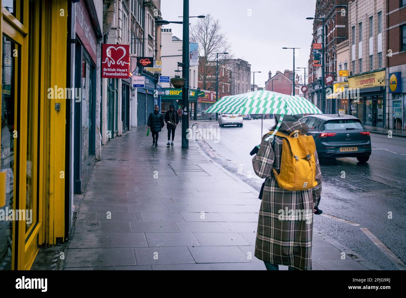 London - Februar 2023: Streatham High Street Szene an einem Regentag Stockfoto