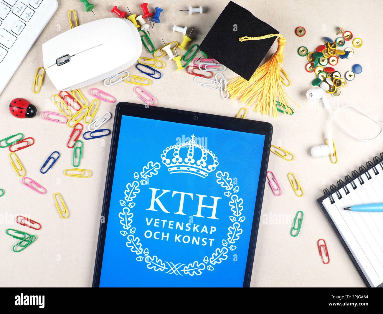 In dieser Fotoabbildung ist das Logo des KTH Royal Institute of Technology auf einem Tablet zu sehen. Stockfoto