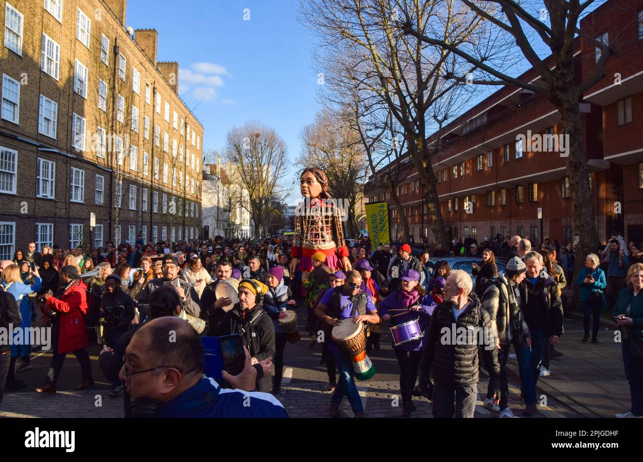 London, Großbritannien. 2. April 2023 Die Menge strömt um Little Amal, die 3,5 Meter große Marionette einer 10-jährigen syrischen Flüchtlingsmädchen, während sie Camden besucht. Kredit: Vuk Valcic/Alamy Live News Stockfoto