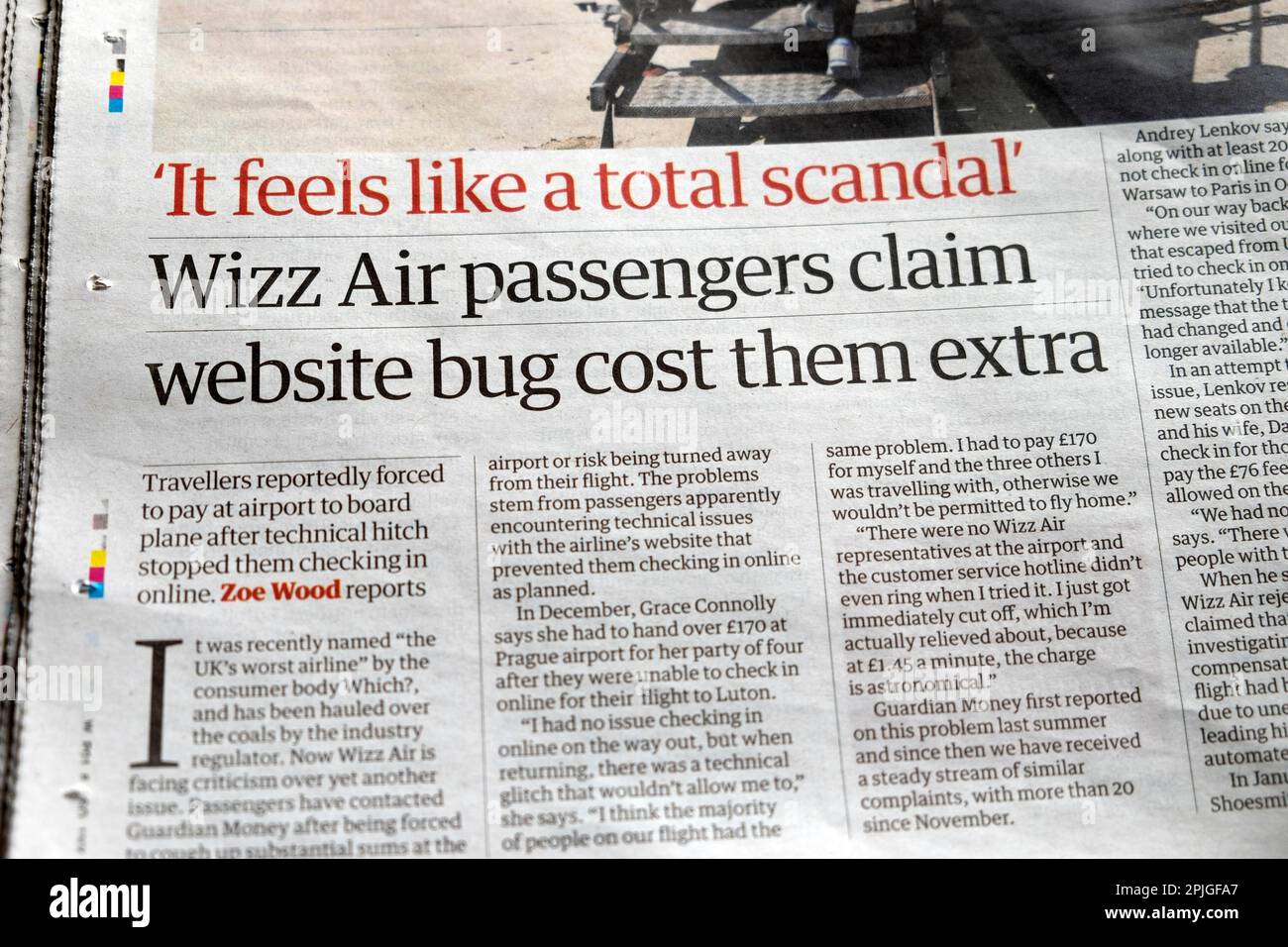 „Es fühlt sich an wie ein totaler Skandal“ „Wizz Air Passenger Claim Website Bug Cost You Extra“ Guardian Zeitschrift travel Artikel 2 April 2023 London Stockfoto