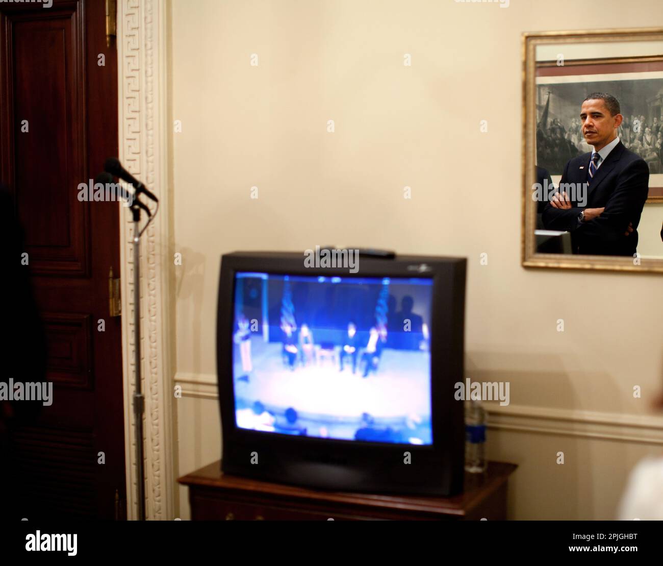 Us-Präsident Barack Obama ist in einem Spiegel wie er backstage vor für Erläuterungen zu einem Latino Town Hall Meeting auf der H1N1 Schweinegrippe Virus 8. Mai 2009 eingeführt, wartet. Offizielle Weiße Haus Foto von Pete Souza. Stockfoto