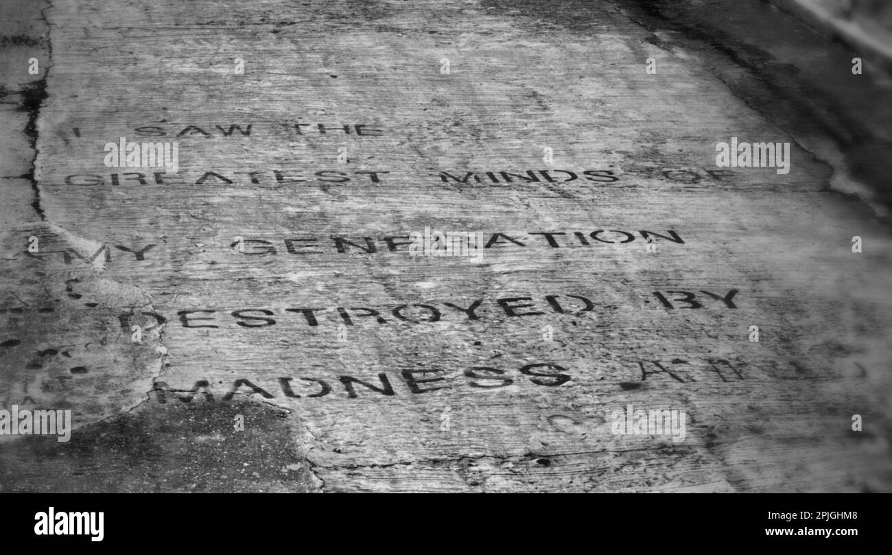 Eröffnungsworte aus dem Allen Ginsberg Gedicht The Howl. Auf einer abgesperrten Offroad-Oberfläche in Balluta Bay, Malta. Eine der Beat Generation. Stockfoto