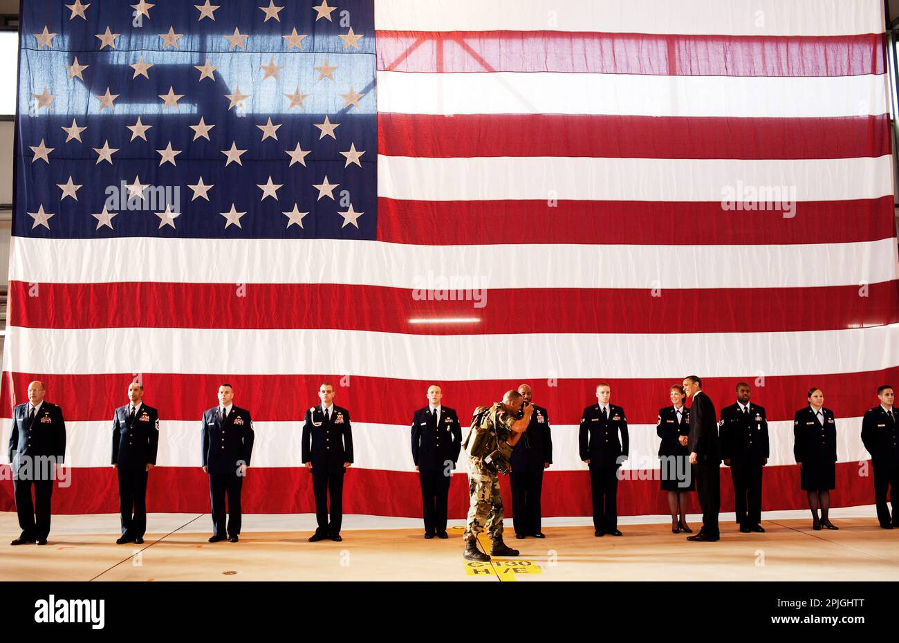 Präsident Barack Obama posiert für Fotos während seiner Ankunft auf dem Flugplatz Ramstein in Deutschland am 5. Juni 2009. (Offizielles Foto des Weißen Hauses von Pete Souza) Dieses offizielle Foto des Weißen Hauses wird zur Veröffentlichung durch Nachrichtenorganisationen und/oder zum persönlichen Druck durch die Betreffzeile(en) des Fotos zur Verfügung gestellt. Das Foto darf in keiner Weise manipuliert oder in Materialien, Anzeigen, Produkten oder Werbeaktionen verwendet werden, die in irgendeiner Weise die Zustimmung oder Billigung des Präsidenten, der ersten Familie oder des Weißen Hauses nahelegen. Stockfoto