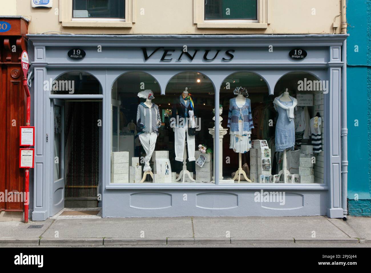 Venus-Modegeschäft in der Bridge Street, Skibbereen, County Cork, Irland, bietet traditionelle und zeitgenössische Damenmode und -Kleider. Stockfoto