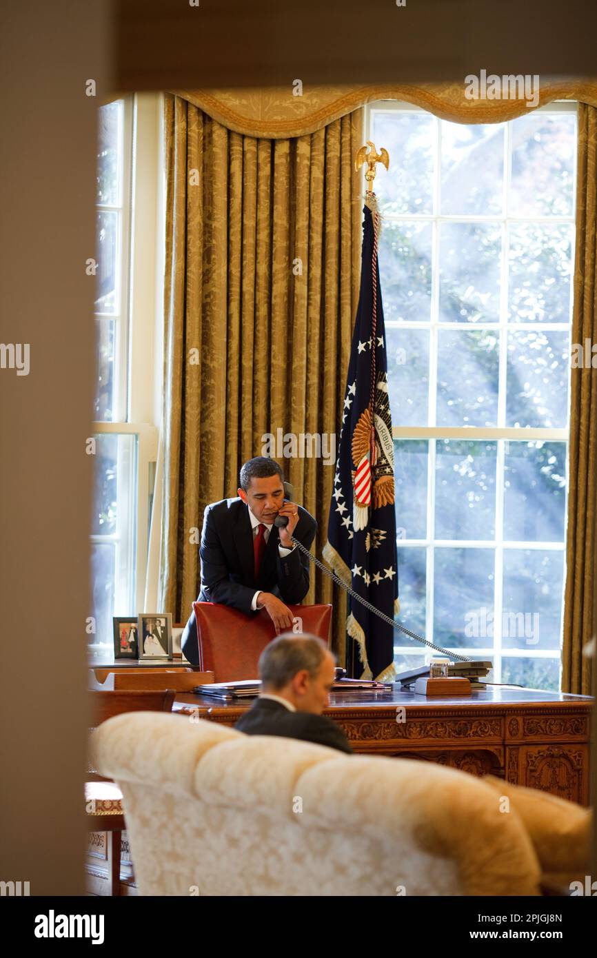 Präsident Barack Obama fordert Senatoren aus dem Oval Office. Phil Schiliro, Assistent des Präsidenten für legislative Angelegenheiten ist 2/6/09 sitzt. . Offizielle Weiße Haus Foto von Pete Souza Stockfoto