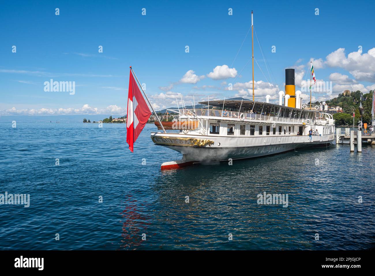 Altes Dampfschiff an der Montreux Promenade, bereit für eine Kreuzfahrt auf dem Genfer See an einem Sommertag in der Schweiz Stockfoto