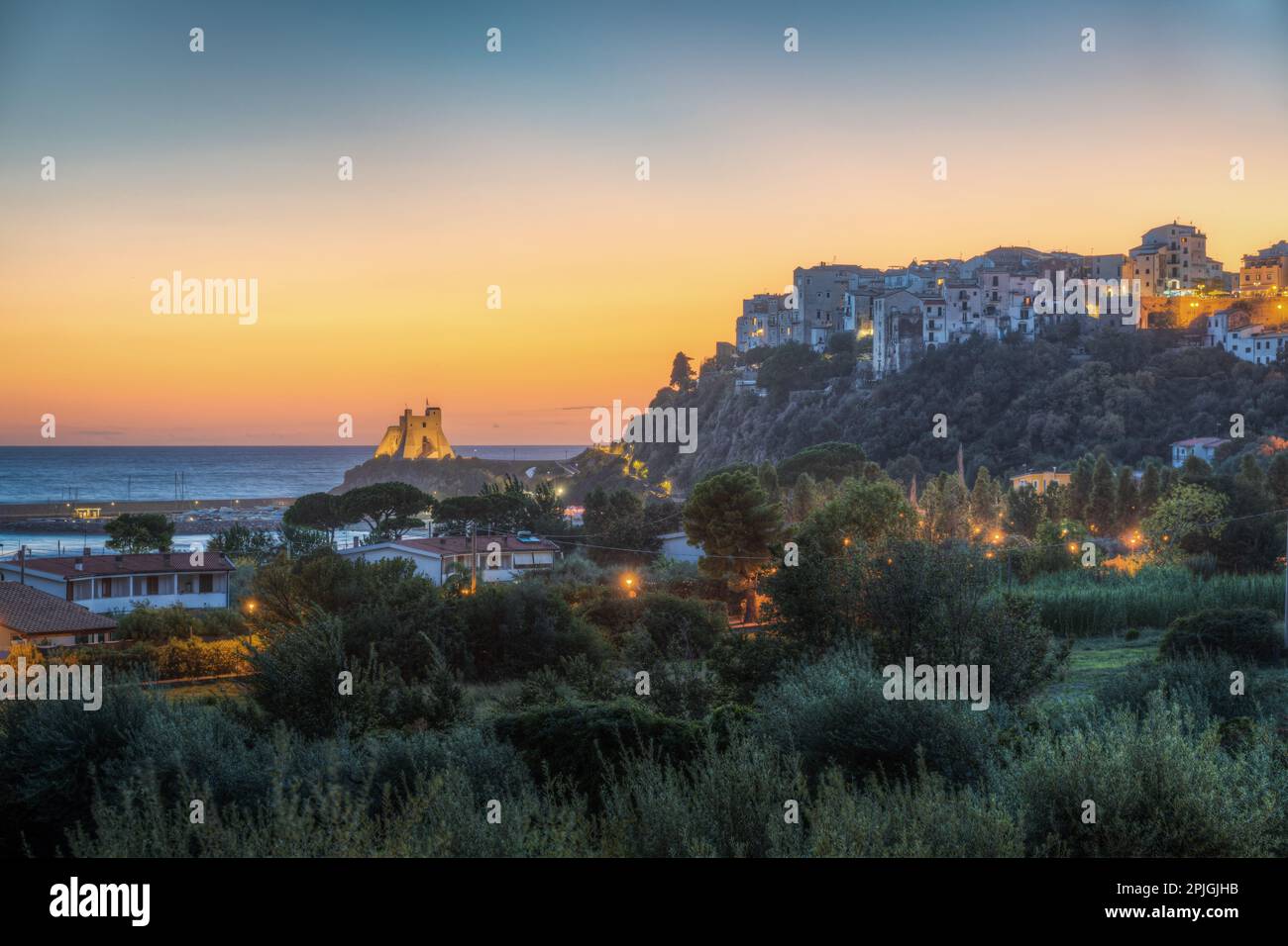 Malerischer Sonnenuntergang bei Sperlonga, einem charmanten Resort mit wunderschönen Stränden, Region Latium, Italien Stockfoto