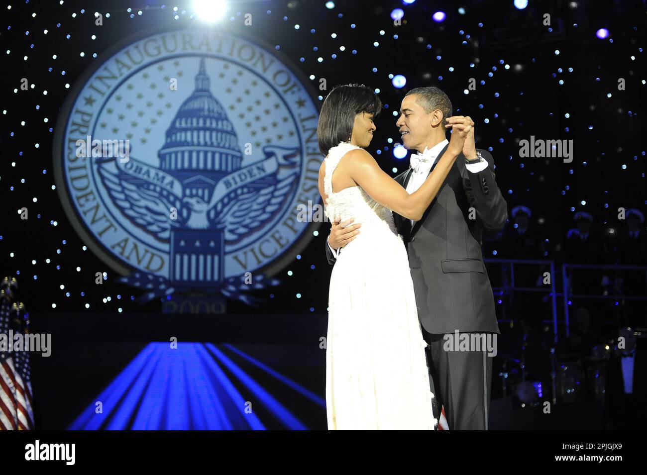 Präsident Barack Obama und First Lady Michelle Obama tanzen auf der Nachbarschaft-Ball in der Innenstadt von Washington, D.C., 20. Januar 2009. DoD-Foto von techn. Sgt Suzanne Day, US Air Force Stockfoto