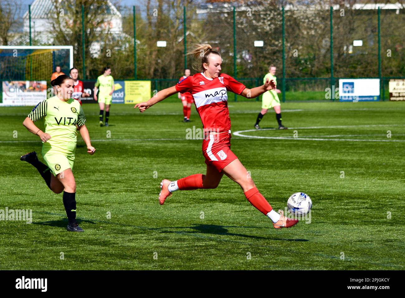 Teesside, Großbritannien. 02. April 2023. Boros Jess Mett hat Torschüsse, als der Middlesbrough Women FC (in Rot und Weiß) in der FA Women's National League Division One North gegen den Stockport County Ladies FC spielte. Die Besucher gewannen 1-6 im Map Group UK Stadium in Stockton-on-Tees – eine Punktzahl, die auf der Heimseite hart war. Kredit: Teesside Snapper/Alamy Live News Stockfoto