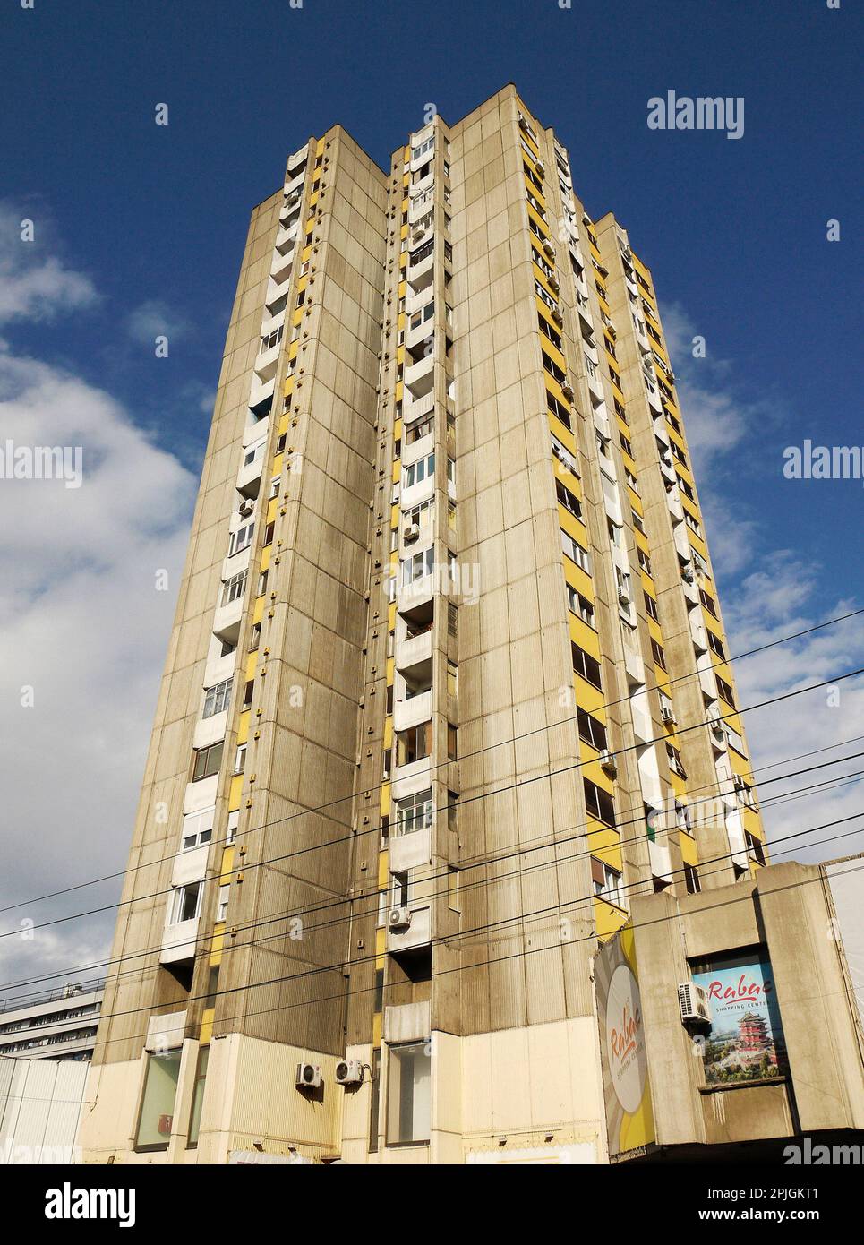 Brutalist-Betonturm mit Wohnungen (B5) in Niš, Serbien Stockfoto