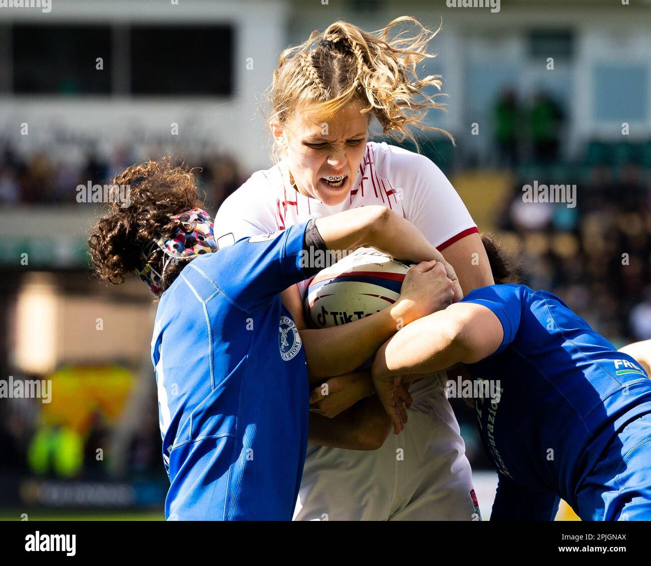 Zoe Aldcroft of England Women wird beim TikTok Women's Six Nations Match England gegen Italien im Cinch Stadium in Franklin's Gardens, Northampton, Großbritannien, 2. April 2023 doppelt angegriffen (Foto von Nick Browning/News Images) Stockfoto