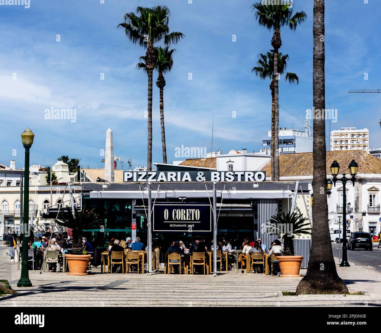 Speisen im Freien in der Hafengegend von Faro, Portugal. Stockfoto