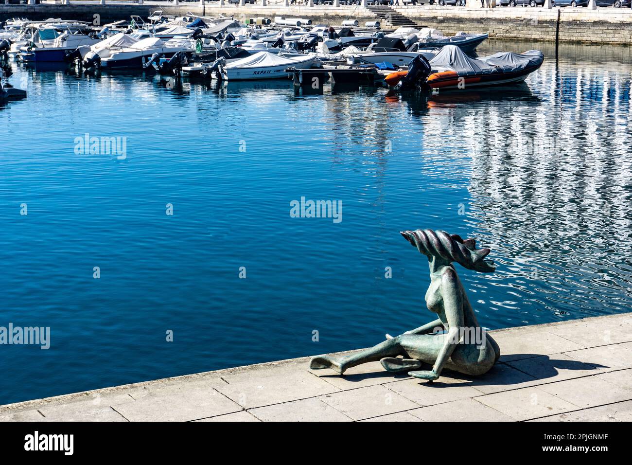 Die Statue einer Meerjungfrau, die im Hafen von Faro, Portugal, sitzt. Stockfoto