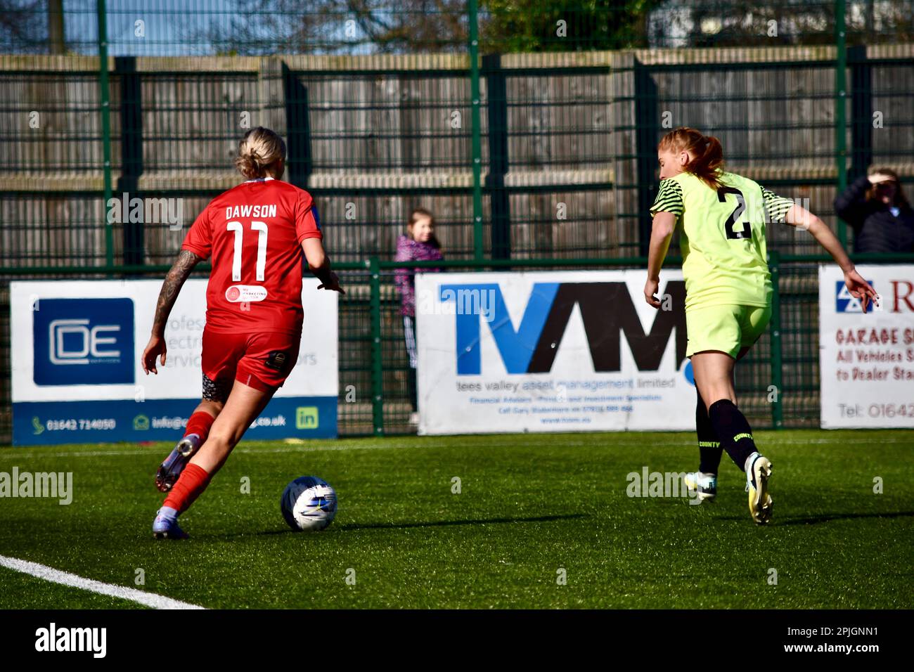 Teesside, Großbritannien. 02. April 2023. Jess Dawson von Middlesbrough spielt in der Stockport Defense, während der Middlesbrough Women FC (in Rot und Weiß) in der FA Women's National League Division One North gegen den Stockport County Ladies FC spielte. Die Besucher gewannen 1-6 im Map Group UK Stadium in Stockton-on-Tees – eine Punktzahl, die auf der Heimseite hart war. Kredit: Teesside Snapper/Alamy Live News Stockfoto