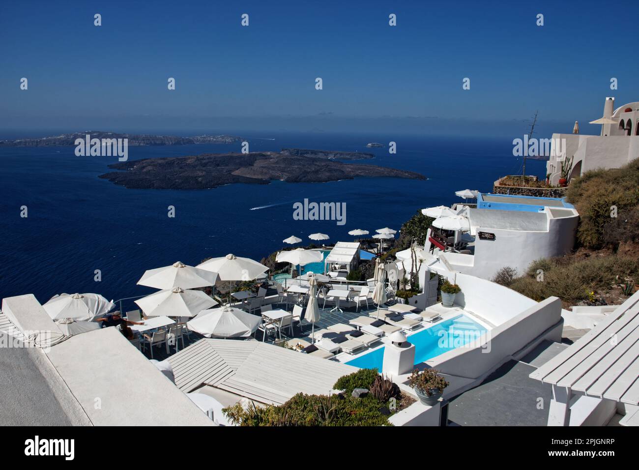 Ein sonniges Tagespanorama der Insel Santorin, Griechenland Stockfoto