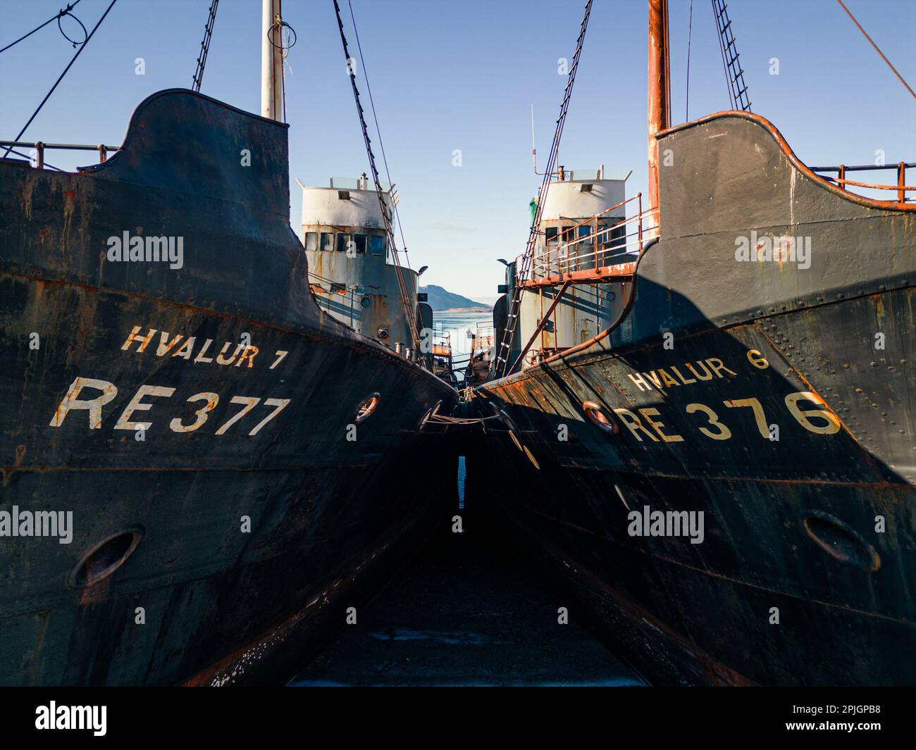 Luftaufnahme der alten verlassenen Walfänger Hvalur 6 RE-376 und Hvalur 7 RE-377 in Hvalfjörður, Island Stockfoto