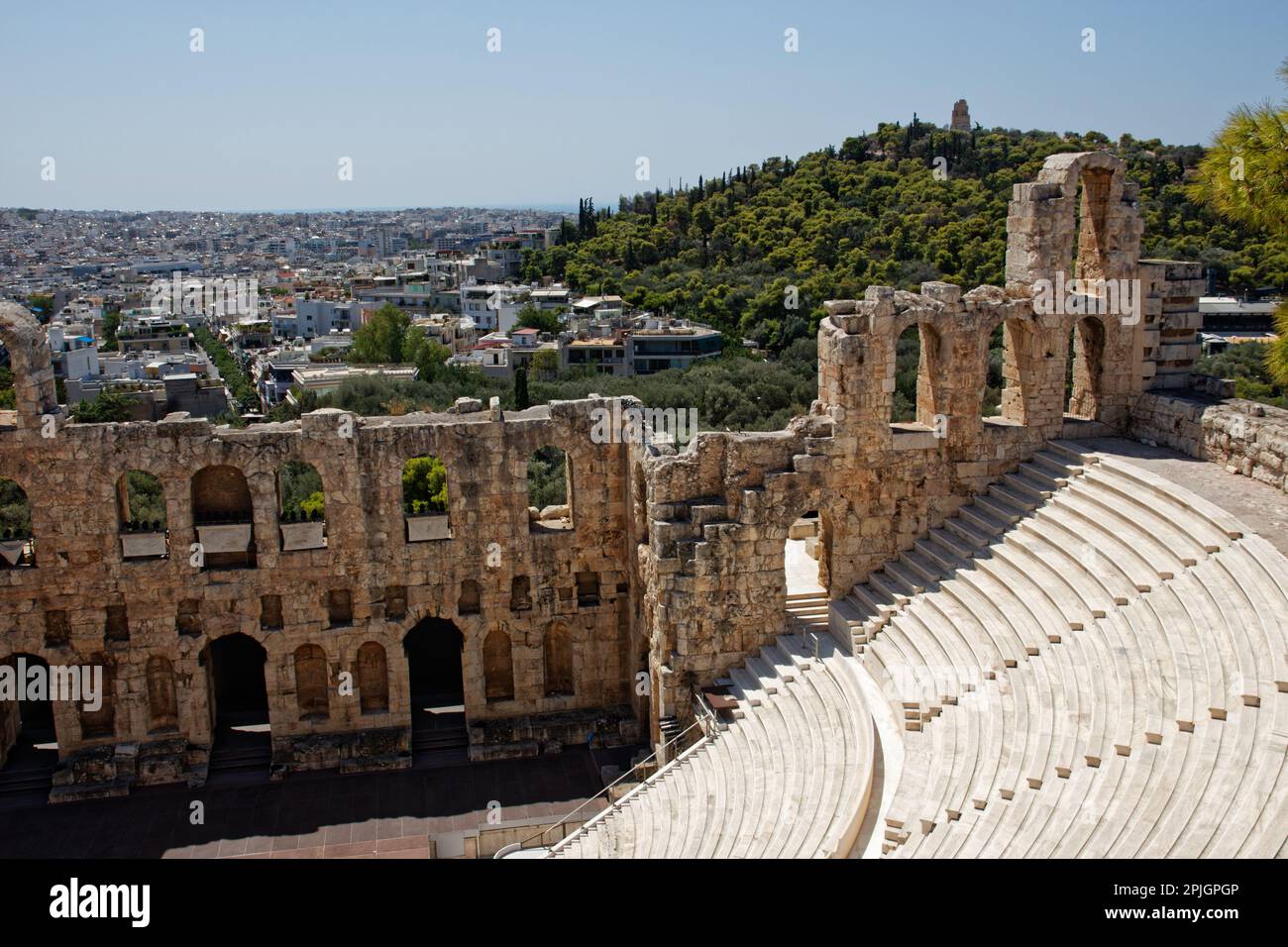 Die Skyline von Athen sowie das Odeon von Herodes Atticus, wie von der Spitze der Akropolis gesehen Stockfoto