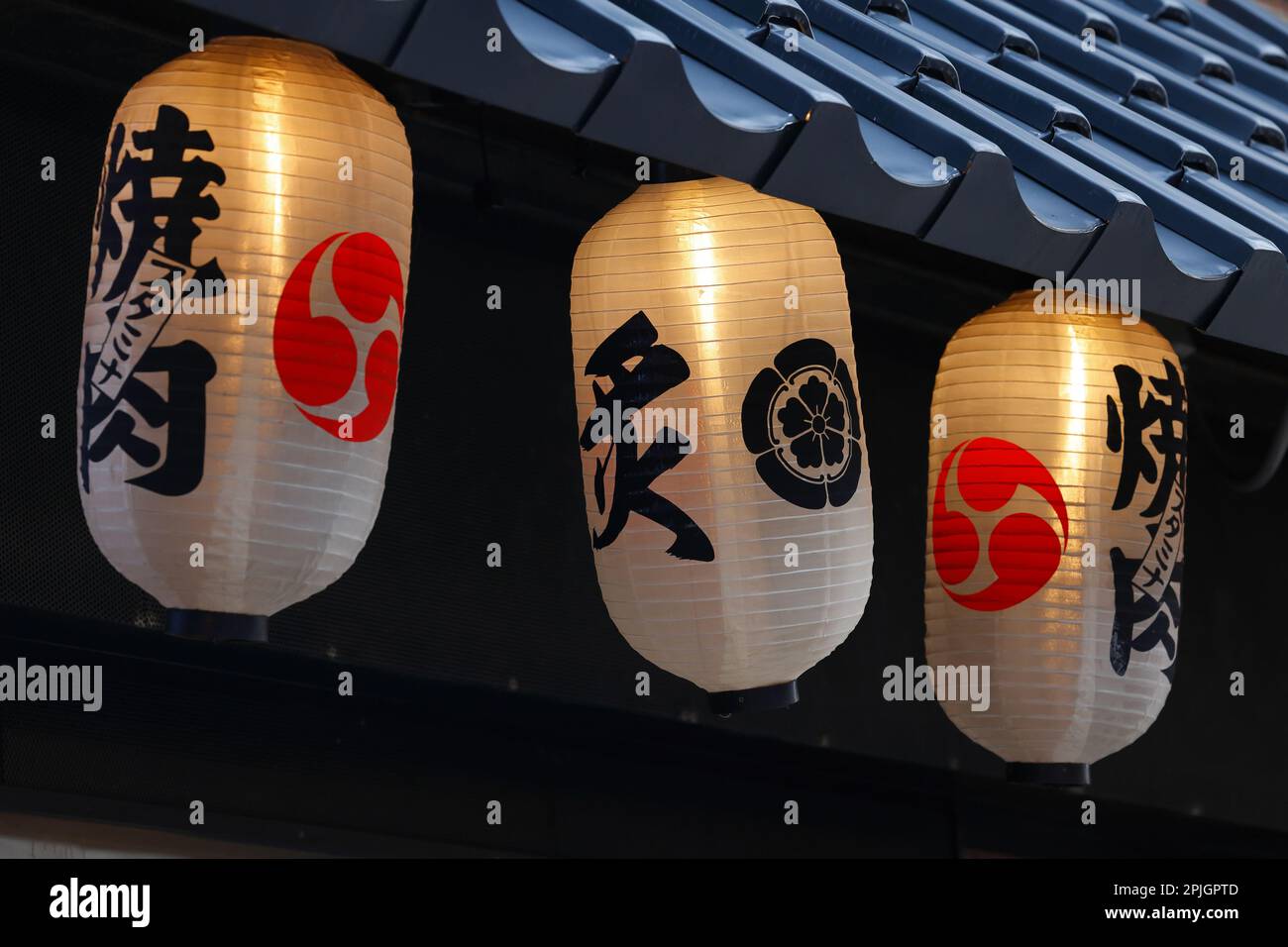 Japanische Papierlaternen, Chochin 提灯, die vor einem Restaurant hängen. Auf den Laternen steht 焼肉 Yakiniku oder "gegrilltes Fleisch". Stockfoto