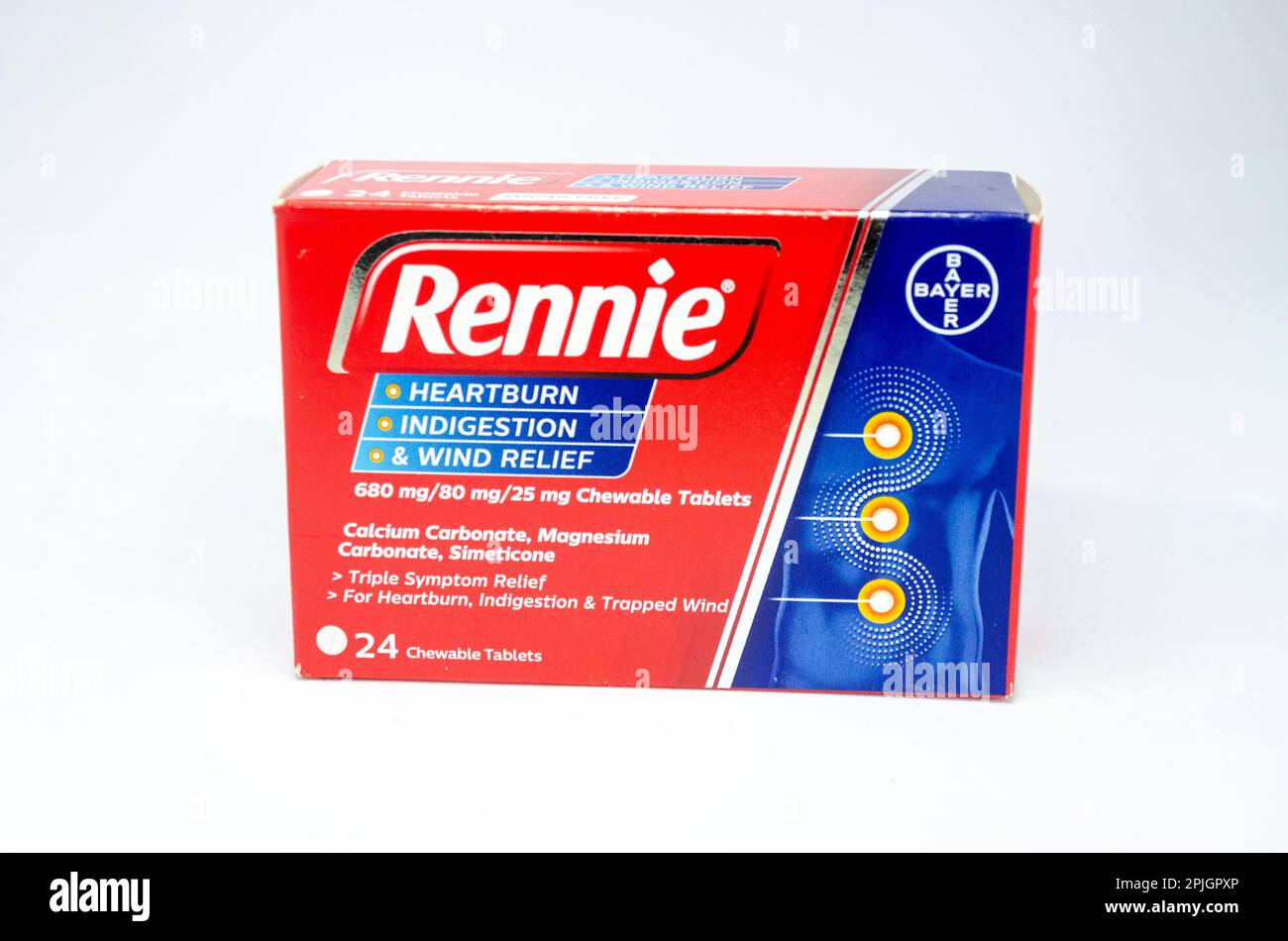 Eine Schachtel Rennie-Tabletten zur Behandlung von Sodbrennen und Verdauungsstörungen, isoliert vor weißem Hintergrund Stockfoto