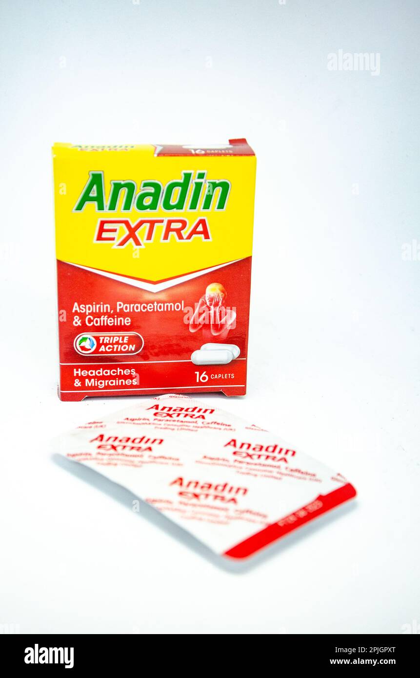 Eine Schachtel Anadin Extra Schmerztabletten gegen Kopfschmerzen und Migräne, die Aspirin, Paracetamol und Koffein enthalten, isoliert vor weißem Hintergrund Stockfoto