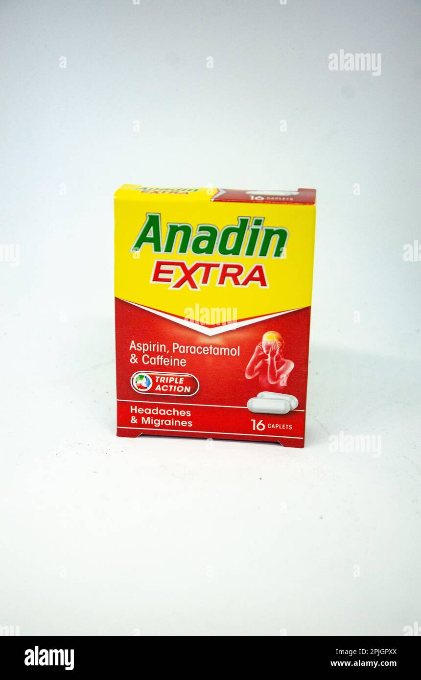 Eine Schachtel Anadin Extra Schmerztabletten gegen Kopfschmerzen und Migräne, die Aspirin, Paracetamol und Koffein enthalten, isoliert vor weißem Hintergrund Stockfoto