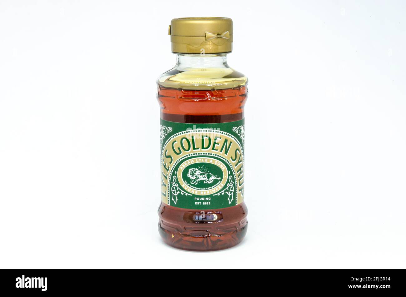 Eine Plastikflasche Lyles Golden Sirup, isoliert vor weißem Hintergrund Stockfoto