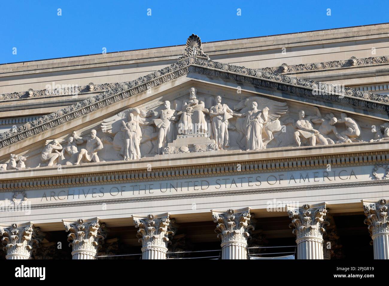 Die kunstvoll verzierten Pedimente, die Einzigartigkeit (Friese, Friese, Architrave) und die Hauptstädte des National Archives Building and Museum in Washington DC. Stockfoto