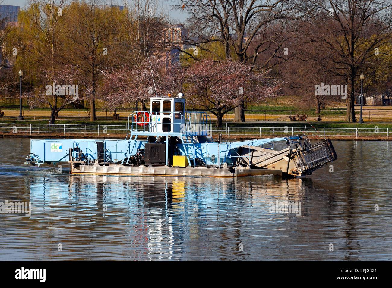 Ein DC-Wasserskimmer-Boot im Washington Channel in Washington DC. Die Flussboote entfernen Müll aus den Flüssen Potomac und Anacostia Stockfoto