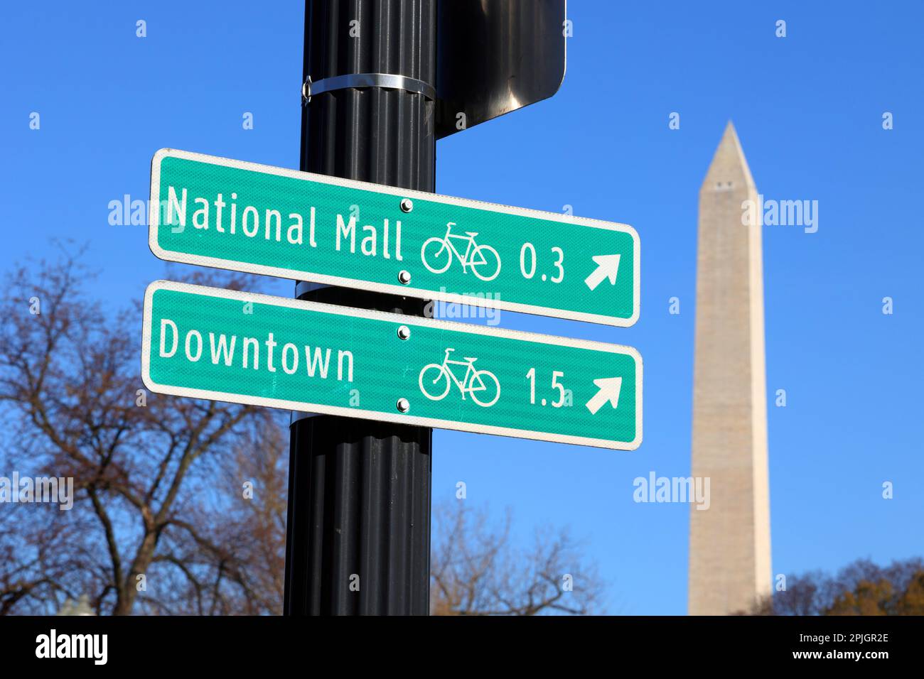 Washington DC Beschilderung zeigt auf die National Mall und Downtown DC, mit dem Washington Monument im Hintergrund. Stockfoto