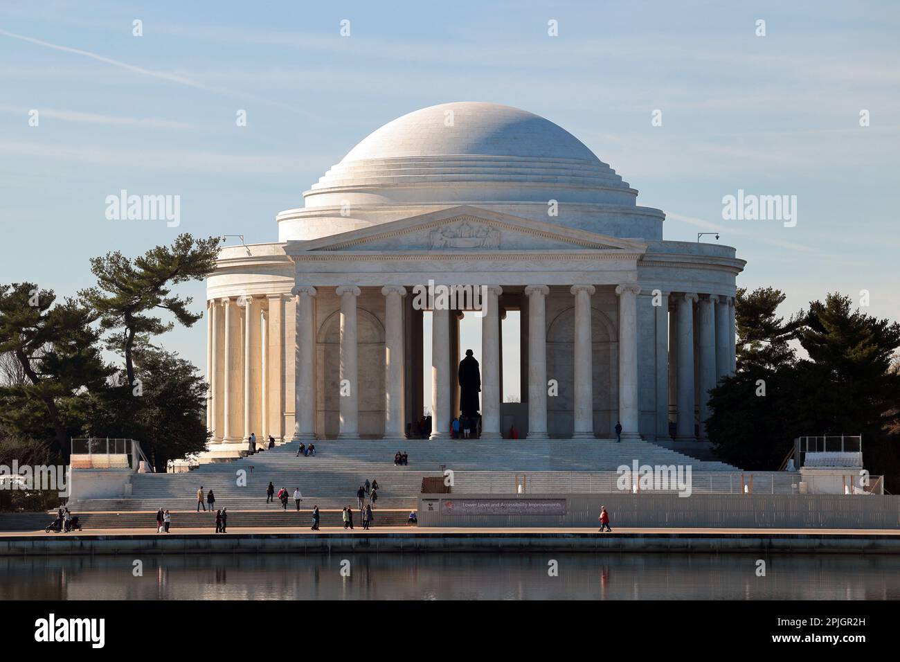 Das Thomas Jefferson Memorial in Washington DC mit dem Tidal Basin im Vordergrund. Stockfoto